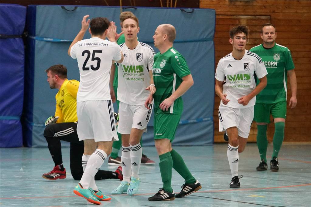 TuS Sythen verstärkt sich mit einem Außenverteidiger vom LSV Chandler Brosterhaus (2.v.l.) wechselt im Sommer vom SV Lippramsdorf zum TuS Sythen.
