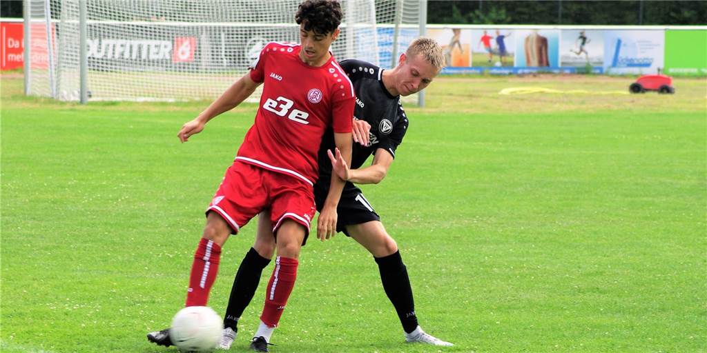 Nach Debüt beim TuS Haltern: Chandler Brosterhaus erklärt Lippramsdorf-Wechsel Chandler Brosterhaus (r.) wechselt im Sommer zum SV Lippramsdorf.