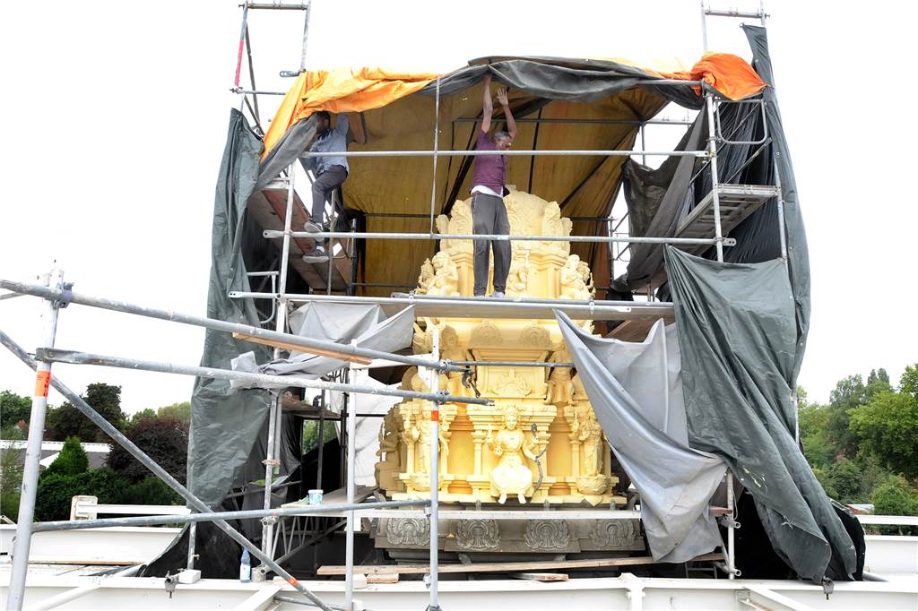 Pracht entsteht hinter Planen: Exklusiver Blick auf die Baustelle des Hindutempels Kuppel des Hindutempels in Schwerte