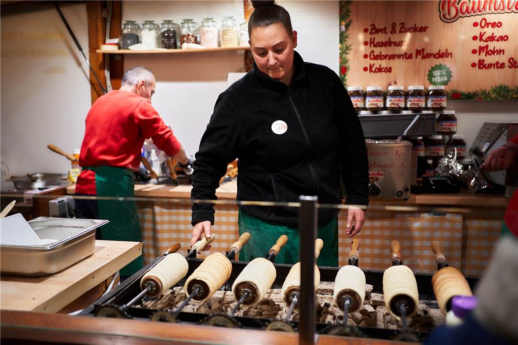 Die 5 außergewöhnlichsten Essensbuden auf dem Weihnachtsmarkt Chanela Hoster betreibt den Baumstriezelstand.