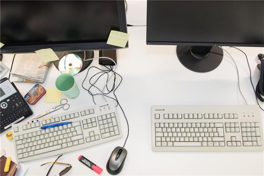 Fluch und Segen der Clean Desk Policy Chaos oder Leere? Der Chef darf festlegen, wie es auf dem Schreibtisch auszusehen hat. Von einer festen Ordnung profitieren oft aber auch die Mitarbeiter. Foto: Robert Günther