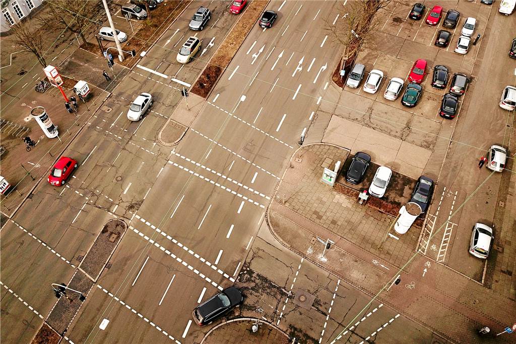 Chaotisch und wenig attraktiv ist bislang die Radwege-Führung am Ostwall. Mehrfach müssen Radfahrer die Spur und den Untergrund wechseln.