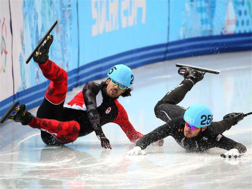 Shorttrack-Sieg für Russland - Anna Seidel stark Charles Hamelin (l) und Eduardo Alvarez zieht es zur Bande. Foto: Tatyana Zenkovich