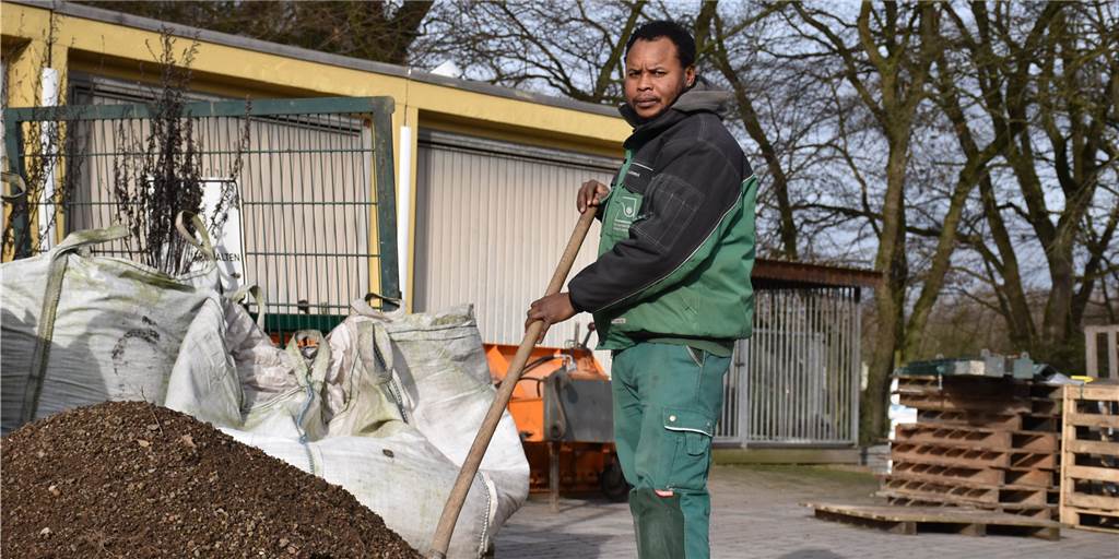 Tolles Zeichen: Wie ein Arbeitsplatz zur Integration beitragen kann Charles Ilesanmi aus Nigeria hat eine Ausbildung zum Gartenlandschaftsbauer im Betrieb von Norbert und Andrea Baasner erfolgreich abgeschlossen. Ein tolles Beispiel für gelungene Integration.