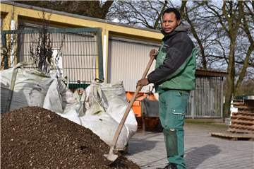 Charles Ilesanmi aus Nigeria macht eine Ausbildung zum Gartenlandschaftsbauer im Betrieb von Norbert und Andrea Baasner. Mit 37 Jahren kam er als Flüchtling nach Deutschland.