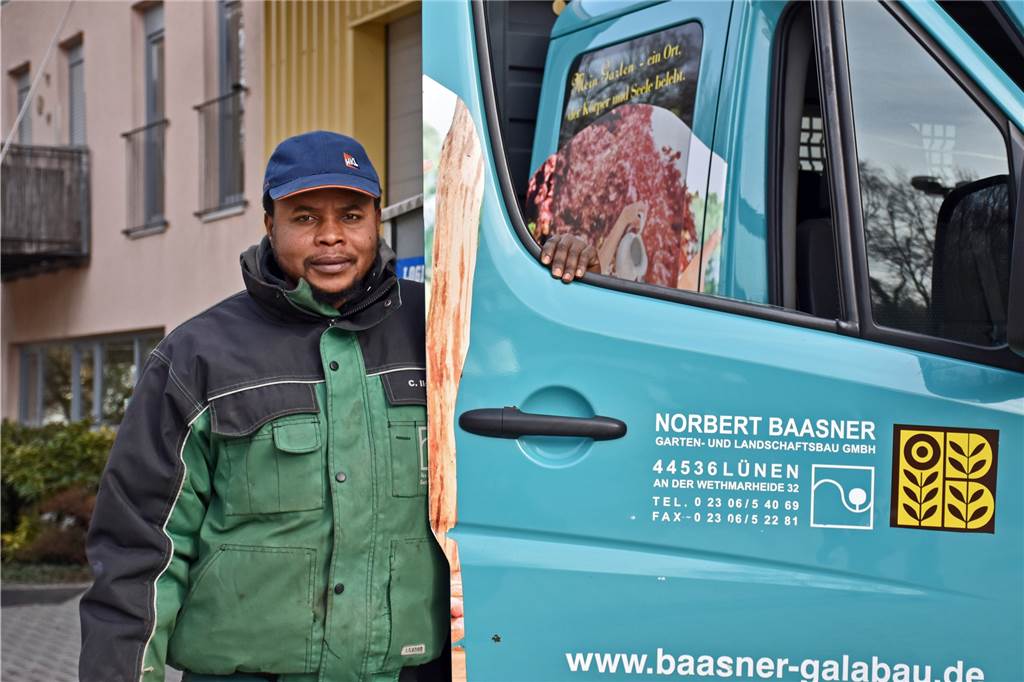 Charles Ilesanmi aus Nigeria macht eine Ausbildung zum Gartenlandschaftsbauer im Betrieb von Norbert und Andrea Baasner.