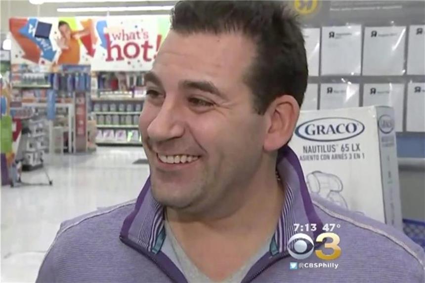 „Santas“ zahlen in US-Läden Spielzeug für fremde Kinder Charlie K. macht Familien zu Weihnachten glücklich. Foto: CBS 3 Philly KYW-TV