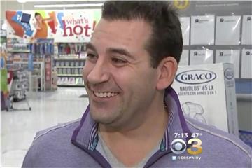 Charlie K. macht Familien zu Weihnachten glücklich. Foto: CBS 3 Philly KYW-TV