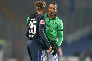 Charlison Benschop (r) kommt ablösefrei von Hannover nach Ingolstadt. Foto: Friso Gentsch