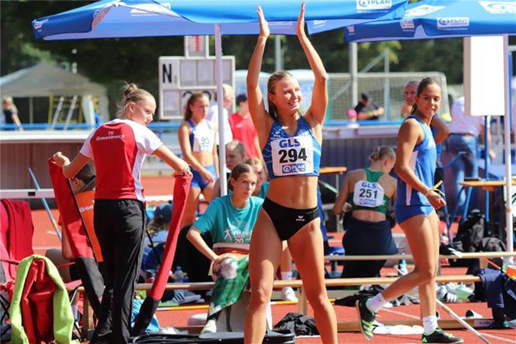 Mehrkampf-DM: Charlotte Görz will persönliche Bestleistungen zeigen Charlotte Görz, Leichtathletin des TV Werne, animiert das Publikum.