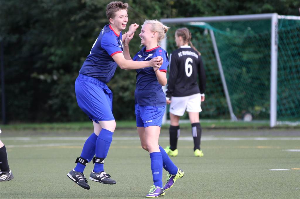 Rene Bieder will Frauenfußball in Werne voranbringen Charlotte Klein und Carla Stoschek jubeln über ein Tor des Werner SC.