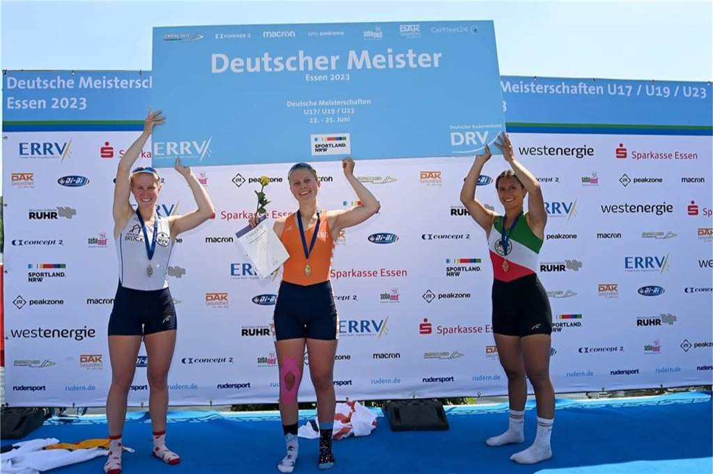 RV Dorsten stellt erneut zwei Deutsche Meister: Benien/Strangemann krönen perfekte Saison Charlotte Scholz (r.) durfte sich im Juniorinnen-Einer über die Bronzemedaille freuen.