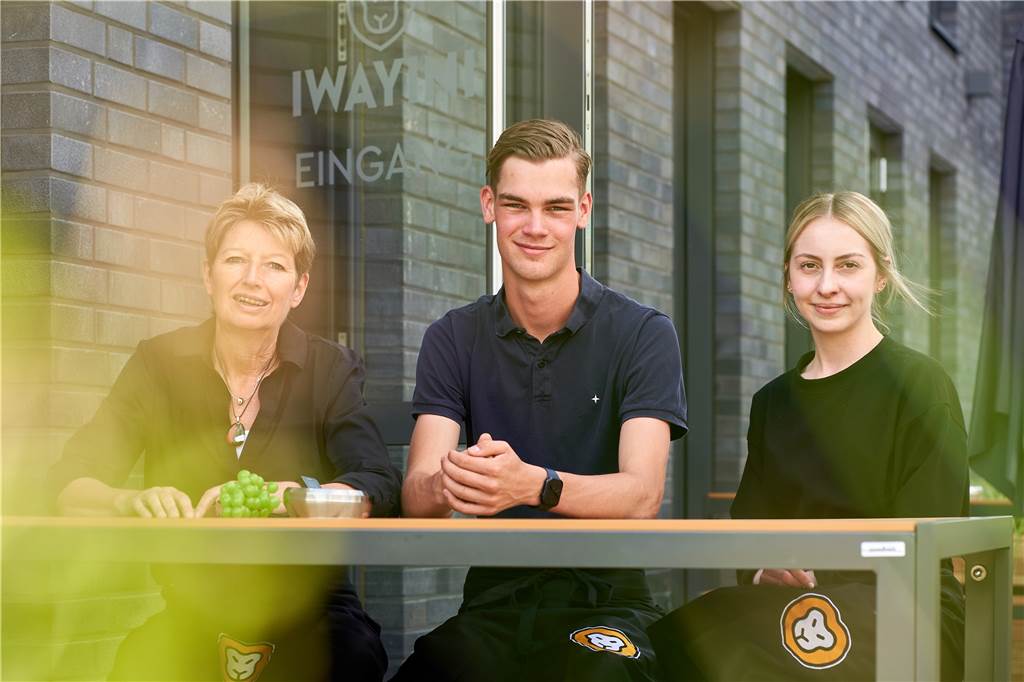 Südafrika-Expertin macht den Test: Wie schmeckt‘s in der Weinbar „Iwayini“? Charlotte ter Huurne mit ihren Mitarbeitern Moritz van Elst und Leoni Cappel.