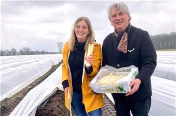 Charlotte und Bernhard Böckenhoff zeigen den ersten Spargel, den es ab Mittwoch zu kaufen gibt.