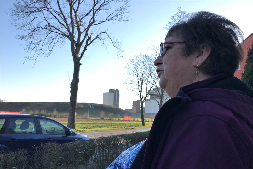 Tränen, Staub und ein denkwürdiger Tag: Das bleibt vom Kraftwerk Knepper Charlotte Volkmer am Montagmorgen vor ihrem Haus an der Oestricher Straße. "Ihre" Kraftwerkstürme sind jetzt weg.