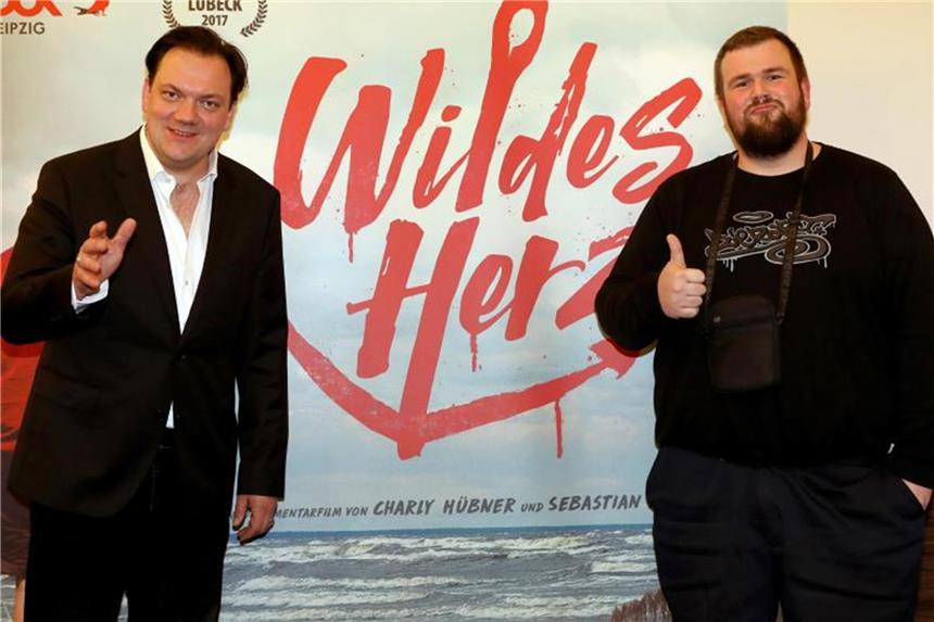 Heimspiel für „Monchi“: Premiere von Film „Wildes Herz“ Charly Hübner (l) und Jan „Monchi“ Gorkow bei der Premiere von „Wildes Herz“. Foto: Bernd Wüstneck