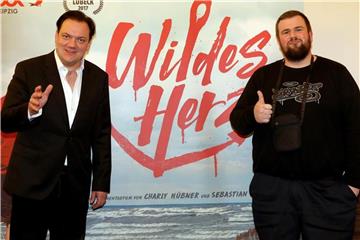 Charly Hübner (l) und Jan „Monchi“ Gorkow bei der Premiere von „Wildes Herz“. Foto: Bernd Wüstneck