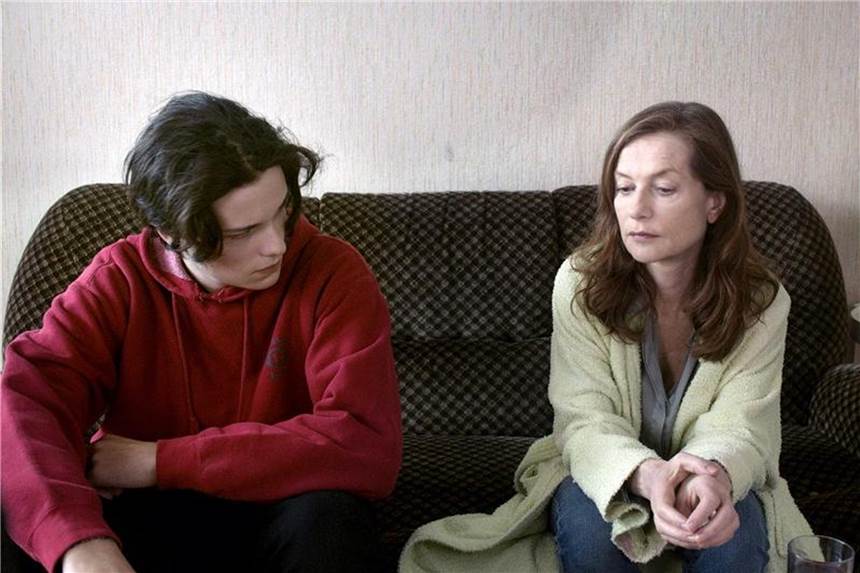 Wir sind alle Astronauten Charly (Jules Benchetrit, l) fängt an, Zeit mit seiner neuen Nachbarin Jeanne Meyer (Isabelle Huppert) zu verbringen. Foto: La Camera Deluxe/Arte France
