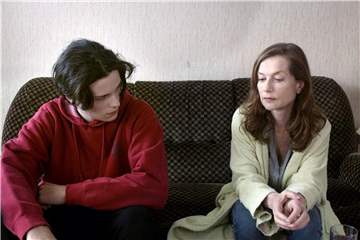 Charly (Jules Benchetrit, l) fängt an, Zeit mit seiner neuen Nachbarin Jeanne Meyer (Isabelle Huppert) zu verbringen. Foto: La Camera Deluxe/Arte France