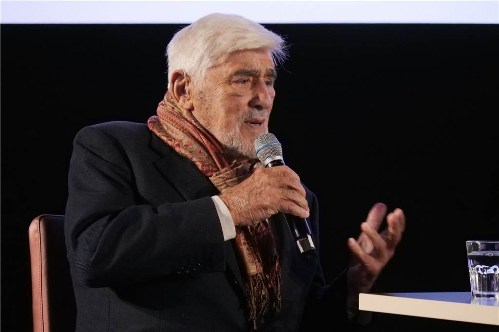 Schauspiel-Legende Mario Adorf (92) glaubt nicht an das Jenseits Charmant beantwortete Mario Adorf die Fragen von Dominik Wessely, der den Dokumentarfilm "Es hätte schlimmer kommen können" über ihn gedreht hatte.