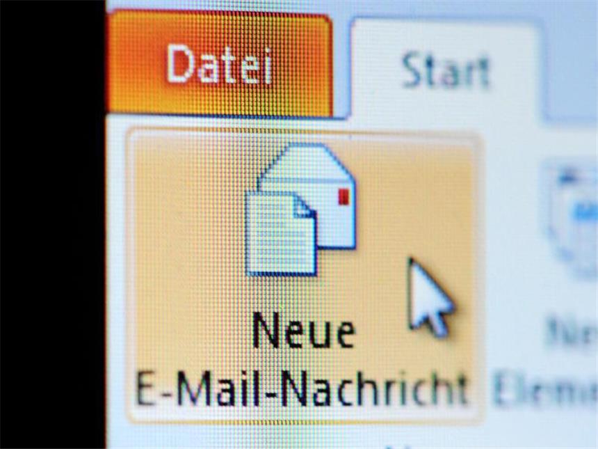 Persönliche Gespräche sind im Job beliebter als Chats Chat, Online-Kalender und E-Mail - Eine aktuelle Studie der Unternehmensberatung EY zeigt, dass Beschäftigte das persönliche Gespräch am Arbeitsplatz bevorzugen. Foto: Jan-Philipp Strobel