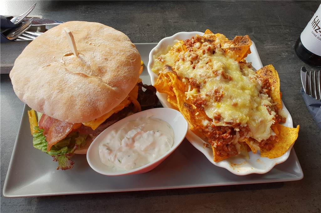 Im Acht 34 werden „08/15“-Burger zum Erlebnis und Pommes mit Bolognese garniert Cheesus und Nachos mit Parmesan und Bolognese im Acht34 - lecker!