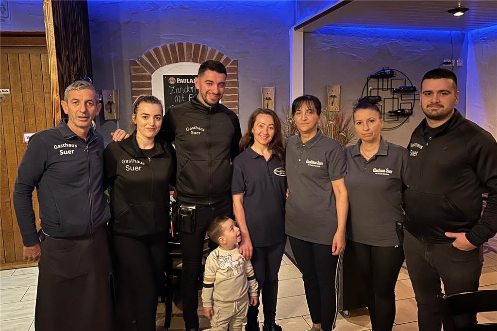 Familie Hamidovic betreibt das Gasthaus Suer mit Leidenschaft Das gesamte Team des Gasthauses Suer
