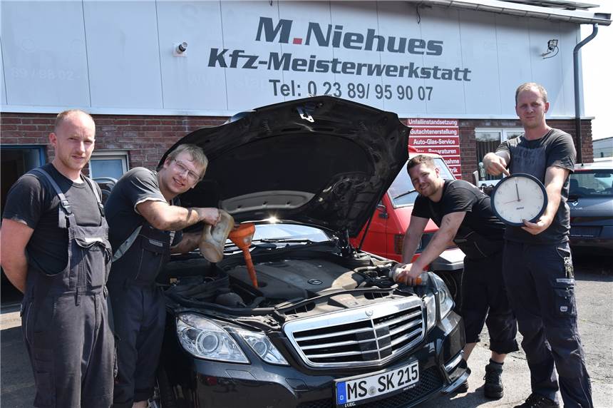 Werkstatt Niehues verlängert „Mittagspause“ auf acht Stunden Chef Michael Niehues (r.) zeigt es an: Um zwölf Uhr ist erst einmal Feierabend.