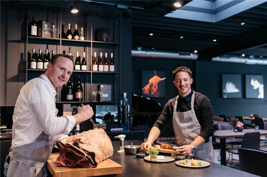 Küchen jenseits des Alltäglichen: Feine Adressen für Gourmets „Chef“ Michael Scheil (rechts) und „Butcher“ Stefan Burchhardt im Restaurant „Chefs & Butchers“ in Essen-Werden.