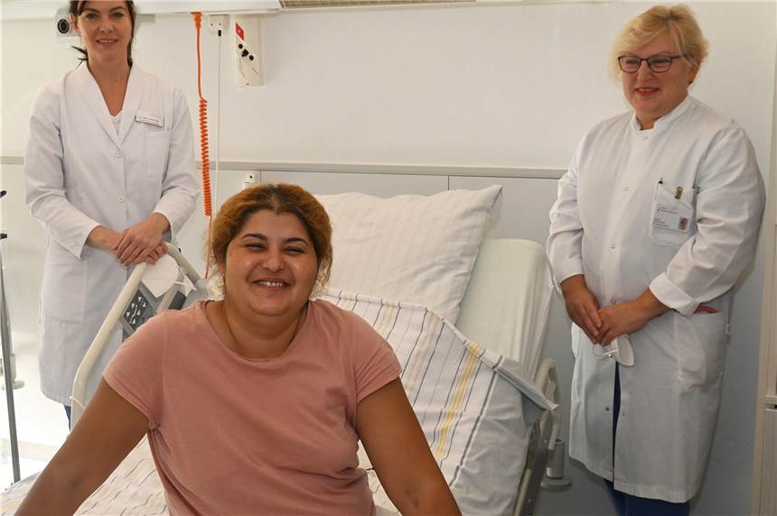 Chefärztin Dr. Kathrin Niemöller (links) und die Leitende Oberärztin Dr. Maria Simon (rechts) von der Klinik für Angiologie am Knappschaftskrankenhaus Dortmund freuen sich, dass Ihre Patientin Tsenka Georsiewa (Mitte) schon wieder lächeln kann.