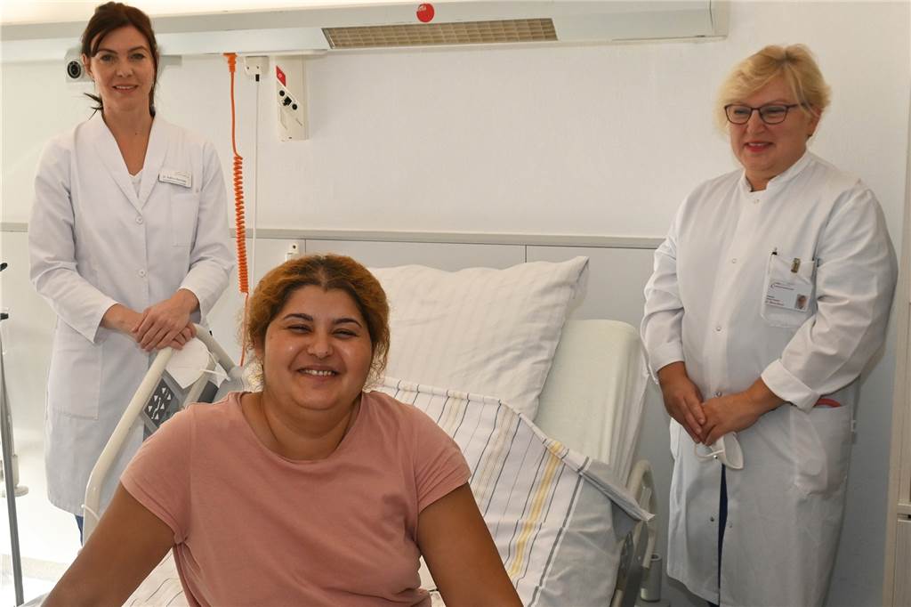 Lebensretter aus Dortmund: Besondere Helden aus 2021 und ihre Geschichten Chefärztin Dr. Kathrin Niemöller (links) und die leitende Oberärztin Dr. Maria Simon (rechts) von der Klinik für Angiologie am Knappschaftskrankenhaus Dortmund freuen sich, dass Ihre Patientin Tsenka Georsiewa (Mitte) schon wieder lächeln kann.