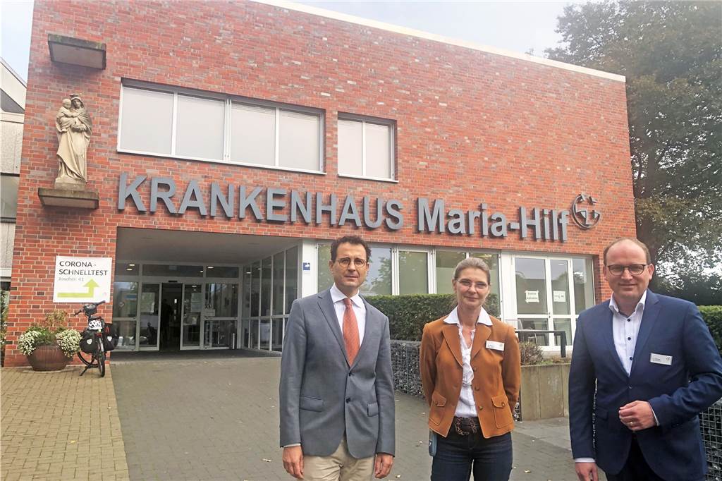 Chefarzt Dr. Alessandro Cuneo, die stellvertretende Pflegedirektorin Heike Kolodzy und Geschäftsführer Holger Winter (von links) 