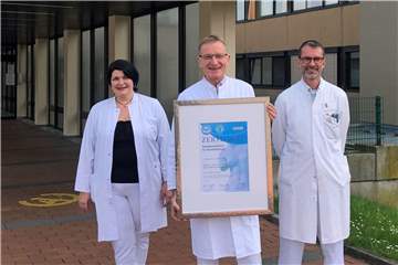 Drei Ärzte stehen vor dem Krankenhaus in Werne.