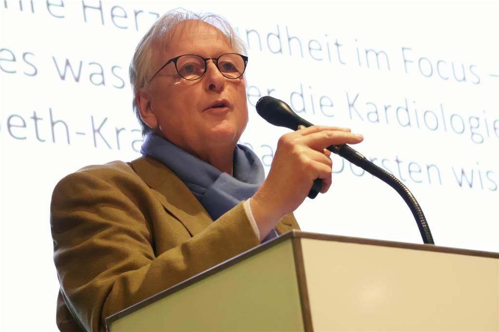 Theodor Fänger (75) achtet nach Herzinfarkt mehr auf die Signale seines Körpers Chefarzt Jan-Bernd Böckenförde am Mikrofon