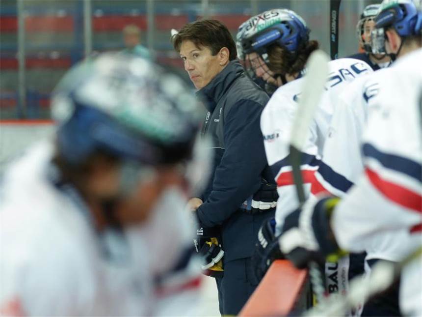 Eisbären stehen in erster K.o.-Runde der Champions League Cheftrainer Uwe Krupp steht mit den Eisbären Berlin in der ersten K.o.-Runde der Champions League. Foto: Jörg Carstensen/dpa