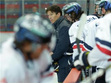 Cheftrainer Uwe Krupp steht mit den Eisbären Berlin in der ersten K.o.-Runde der Champions League. Foto: Jörg Carstensen/dpa