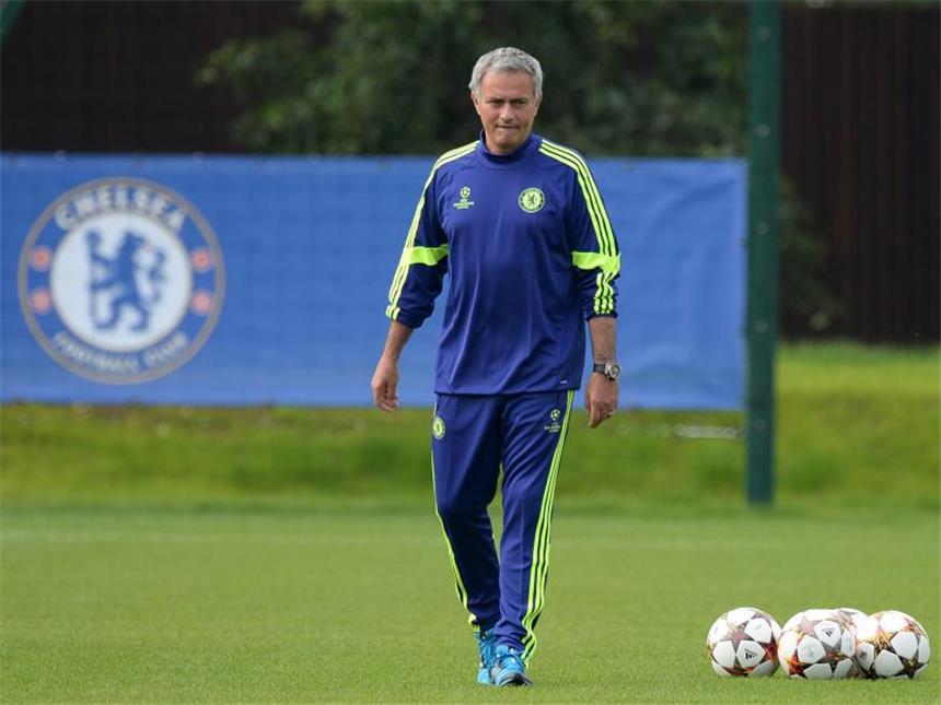 Mourinho: Schalkes Bundesliga-Start ohne Relevanz Chelsea-Coach José Mourinho beim Training. Foto: Facundo Arrizabalaga