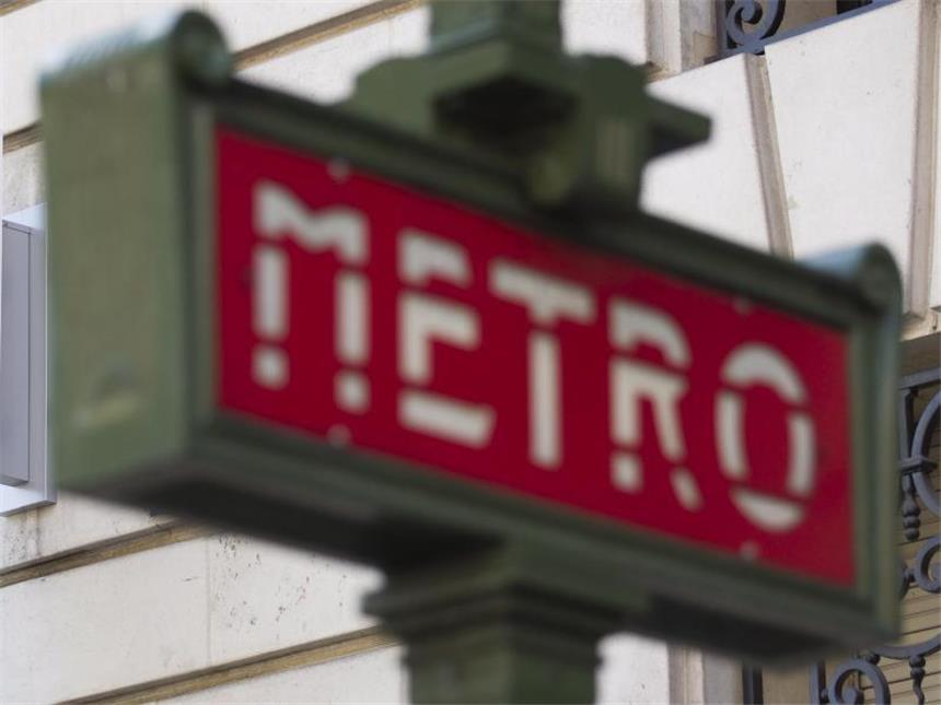 Nach Rassismus-Skandal entschuldigt sich Chelsea-Fan Chelsea-Fans hatten in der Metro in Paris einen dunkelhäutigen Mann am Einsteigen gehindert. Foto: Ian Langsdon
