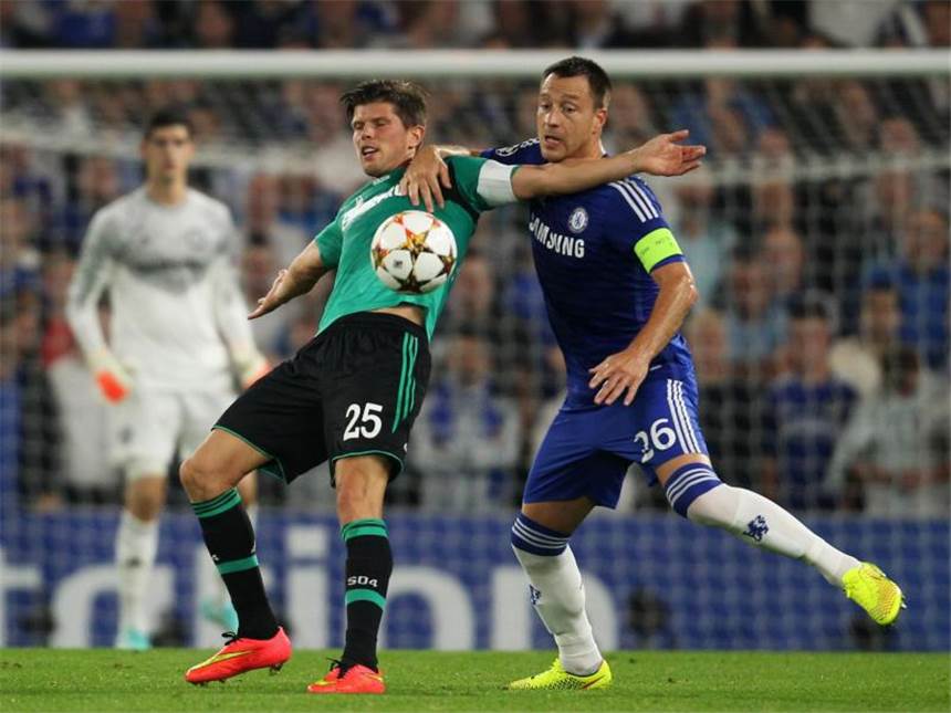 Schalker Ausrufezeichen: 1:1 beim FC Chelsea Chelsea-Kapitän John Terry (r) behakt Klaas-Jan Huntelaar. Foto: Ina Fassbender