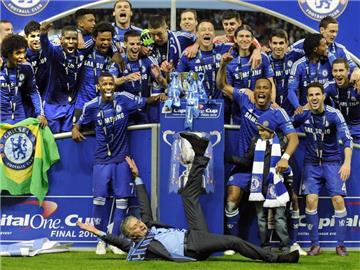 Chelseas Coach José Mourinho feierte mit seinen Spielern ausgelassen den Titel im Ligapokal. Foto: Gerry Penny