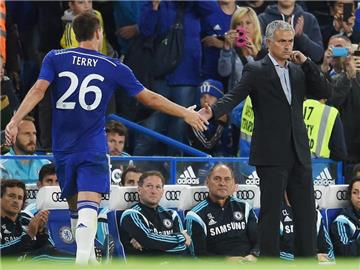 Chelseas Coach José Mourinho kann weiter mit seinem Kapitän John Terry planen. Foto: Andy Rain