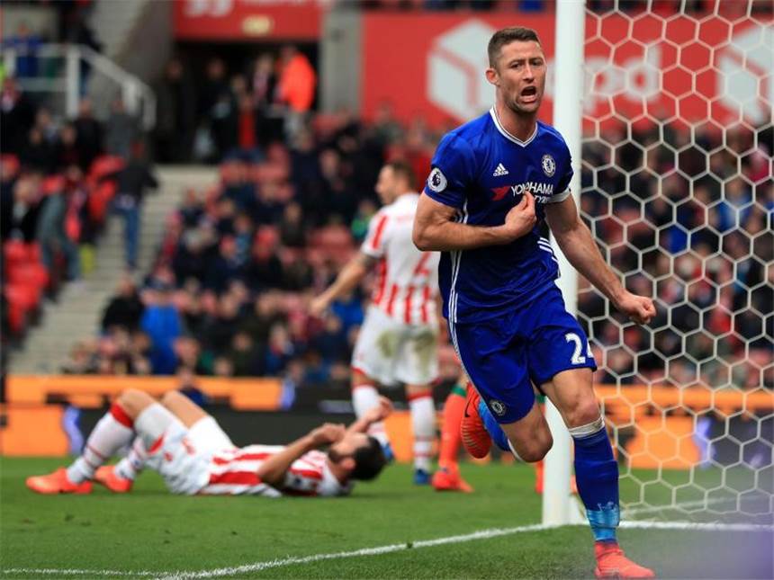 Remis im Topspiel - Wenger droht der Totalschaden Chelseas Gary Cahill (r) jubelt über sein Tor zum 2:1 gegen Stoke City. Foto: Mike Egerton
