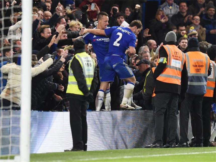 Chelsea rettet Punkt - Leicester nach Remis Erster Chelseas John Terry (l) ließ sich nach seinem späten Ausgleichtreffer gegen Everton feiern. Foto: Facundo Arrizabalaga