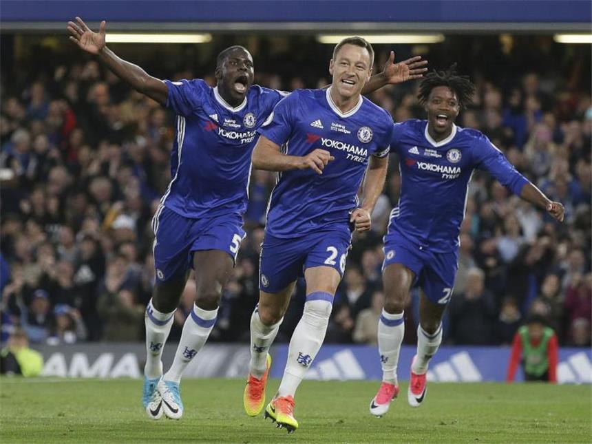 Chelsea lässt sich bei 4:3 gegen Watford feiern Chelseas John Terry (M) wird nach seinem Tor gegen Watford gefeiert. Foto: Tim Ireland