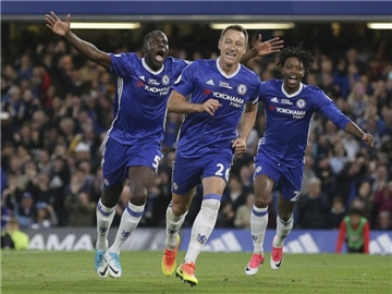 Chelseas John Terry (M) wird nach seinem Tor gegen Watford gefeiert. Foto: Tim Ireland