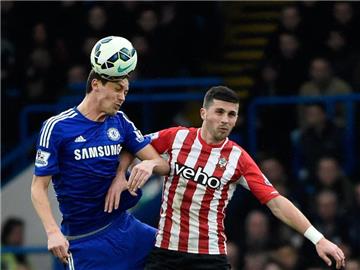 Chelseas Nemanja Matic (l) im Kopfballduell mit Shane Long aus Southampton. Foto: Facundo Arrizabalaga
