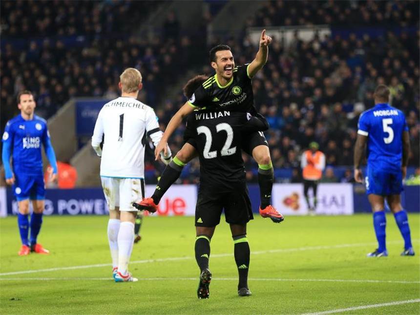Özil beendet Arsenals Auswärtsmisere Chelseas Pedro bejubelt zusammen mit seinem Mannschaftskollegen Willian sein Tor zum 3:0. Foto: Nigel French