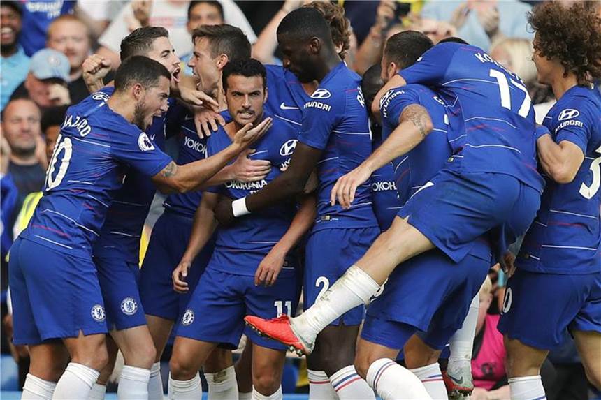 FC Chelsea feiert gegen Bournemouth vierten Sieg in Serie Chelseas Pedro (M) jubelt mit seinen Mannschaftskollegen über seinen Treffer zum 1:0. Foto: Frank Augstein/AP