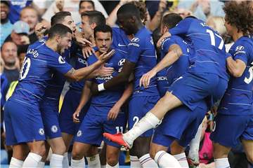 Chelseas Pedro (M) jubelt mit seinen Mannschaftskollegen über seinen Treffer zum 1:0. Foto: Frank Augstein/AP