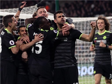 Chelseas Spieler feiern den Treffer von Diego Costa (2.v.r) zum 2:0 gegen West Ham United. Foto: Simon Cooper
